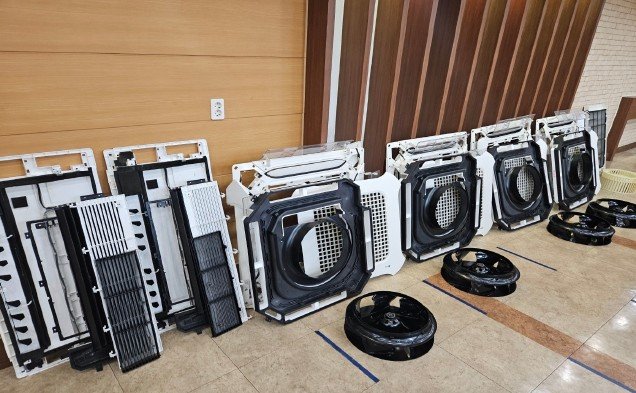 분해 세척한 에어컨 패널과 팬을 정렬해 말리는 모습