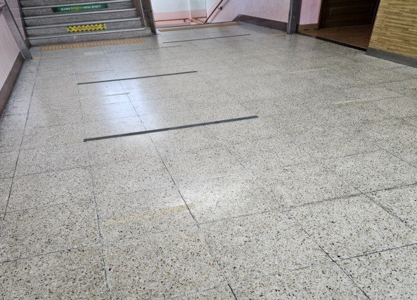 계단 앞 테라조 바닥 세척 전