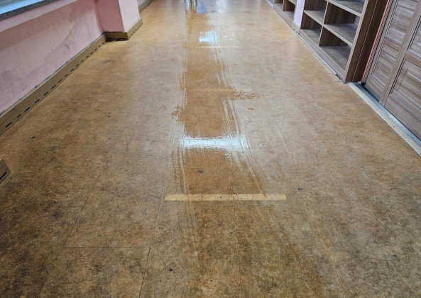학교 복도 나무 바닥 광택 작업 전, 얼룩이 남은 모습